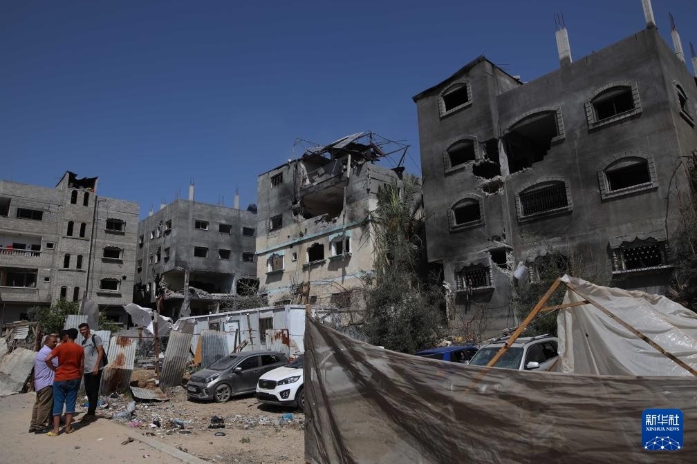 這是6月8日在加沙地帶中部努賽賴特難民營拍攝的在以軍襲擊中受損嚴重的房屋及車輛。新華社發(fā)（馬爾萬·達烏德攝）
