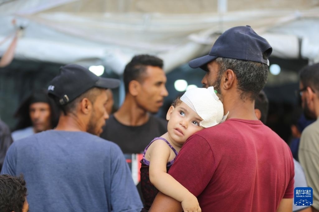 這是6月8日在加沙地帶中部努賽賴特難民營拍攝的傷員。新華社發(fā)（馬爾萬·達烏德攝）