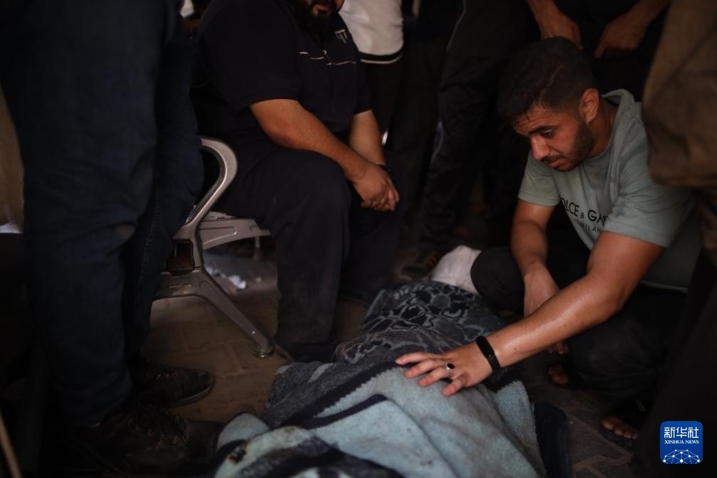 這是6月8日在加沙地帶中部努賽賴特難民營拍攝的以軍襲擊受害者。新華社發(fā)（馬爾萬·達烏德攝）
