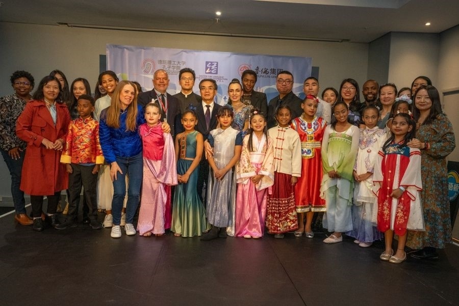 中南嘉賓與選手們合影。