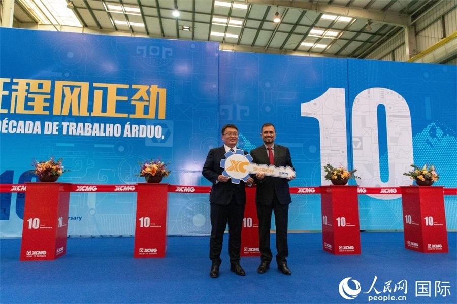 儀式上，徐工巴西制造總經(jīng)理李寒光將第23456臺(tái)產(chǎn)品鑰匙交付給客戶巴西Simak公司首席執(zhí)行官安德森·阿布魯手中。 人民日報(bào)社拉美中心分社 威廉·科埃略·維亞納攝