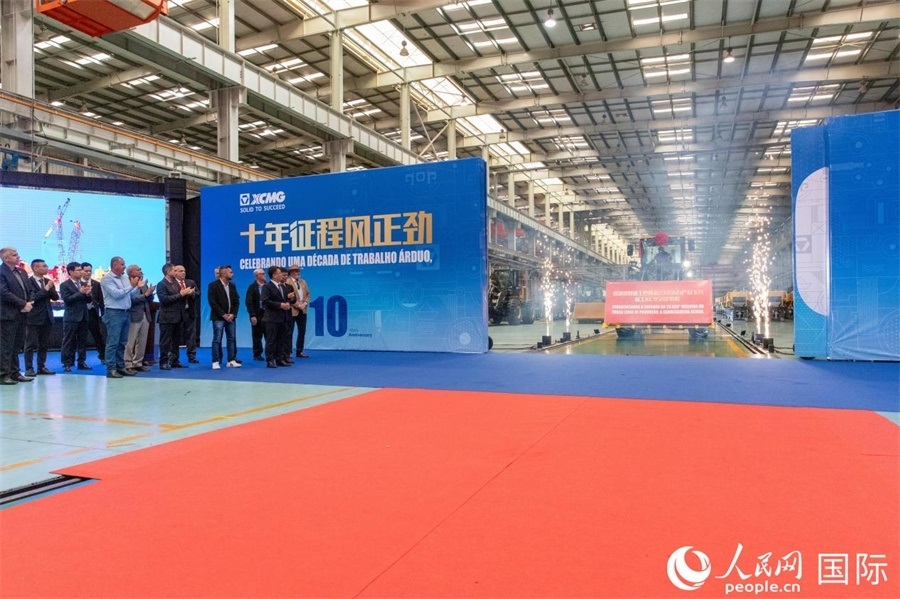 儀式上，米納斯吉拉斯州、波蘇阿雷格里市政府官員，徐工巴西制造的供應(yīng)商、經(jīng)銷商、客戶伙伴、員工代表和在巴中資機(jī)構(gòu)代表等，一起祝賀徐工巴西制造第23456臺(tái)產(chǎn)品下線并交付客戶。 人民日報(bào)社拉美中心分社 威廉·科埃略·維亞納攝