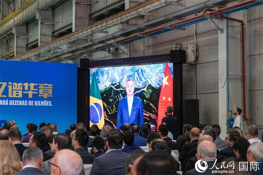 中國駐巴西大使祝青橋在視頻致辭中表示，徐工在巴西的發(fā)展，是眾多中國企業(yè)在習(xí)近平主席提出的共建“一帶一路”倡議推動(dòng)下，將中國的技術(shù)和產(chǎn)業(yè)發(fā)展成果帶往世界，促進(jìn)各國發(fā)展的縮影。 人民日報(bào)社拉美中心分社 威廉·科埃略·維亞納攝