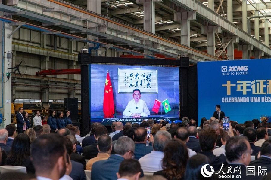 徐工集團(tuán)、徐工機(jī)械董事長楊東升在視頻致辭中表示，徐工作為中國工程機(jī)械的排頭兵，堅(jiān)定不移實(shí)施國際化主戰(zhàn)略，投資運(yùn)營的徐工巴西制造基地成為見證中巴友誼的標(biāo)桿示范。 人民日報(bào)社拉美中心分社 威廉·科埃略·維亞納攝