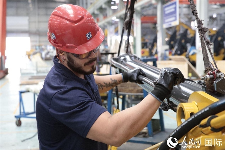 一名徐工巴西制造基地的當(dāng)?shù)貑T工正在進(jìn)行設(shè)備安裝和調(diào)試。 人民日報(bào)社拉美中心分社 威廉·科埃略·維亞納攝