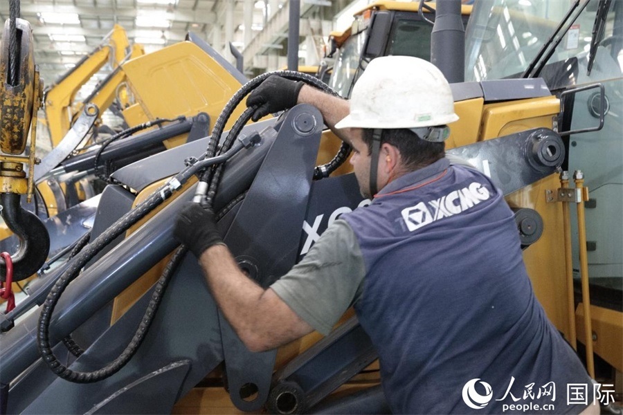 一名徐工巴西制造基地的當(dāng)?shù)貑T工正在進(jìn)行設(shè)備安裝和調(diào)試。 人民日報(bào)社拉美中心分社 威廉·科埃略·維亞納攝