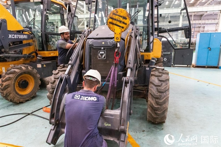 兩名徐工巴西制造基地的當(dāng)?shù)貑T工正在進(jìn)行設(shè)備安裝和調(diào)試。 人民日報(bào)社拉美中心分社 威廉·科埃略·維亞納攝