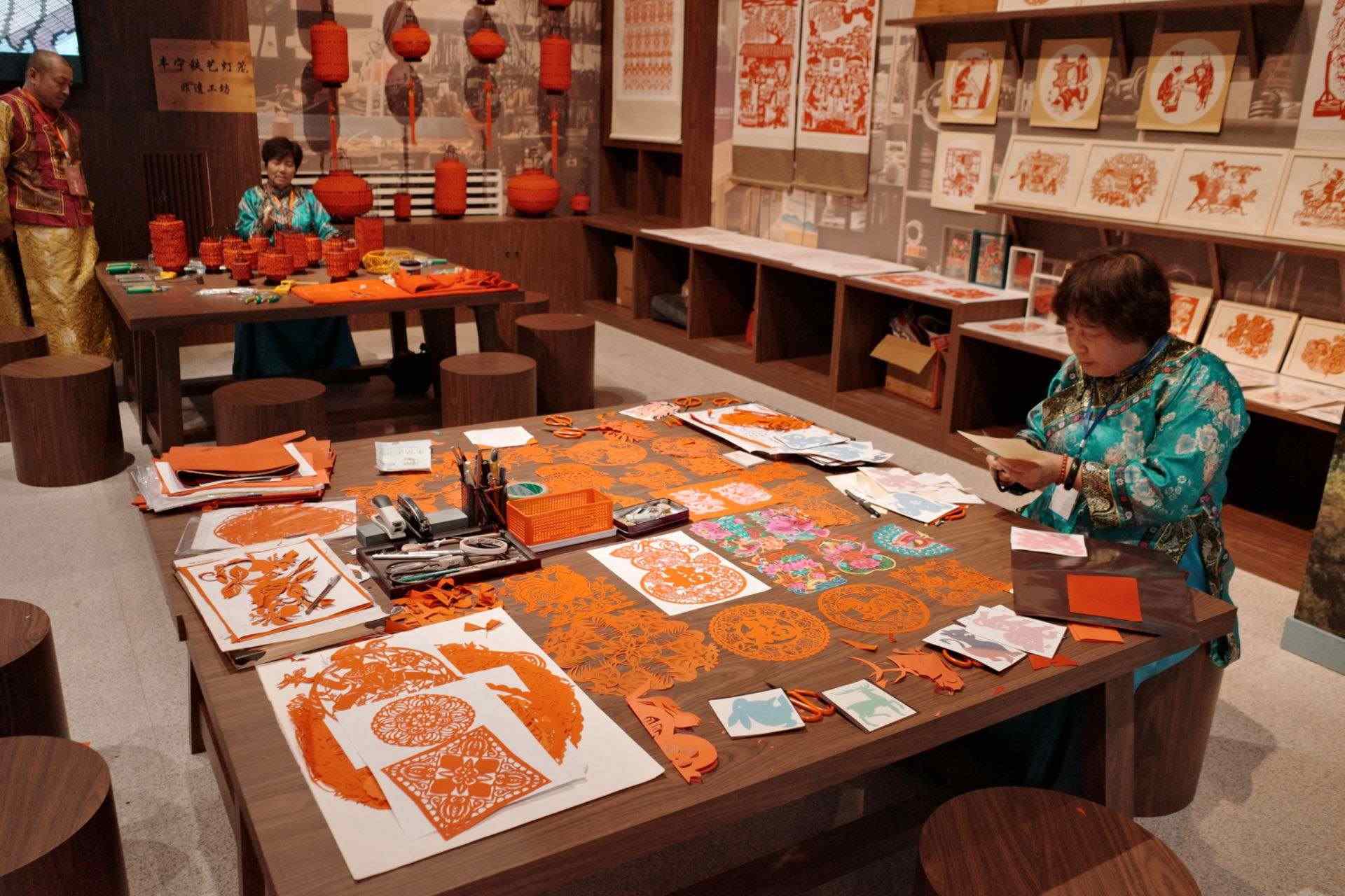 “氣象萬(wàn)千——中國(guó)非遺保護(hù)實(shí)踐主題展”上，非遺傳承人現(xiàn)場(chǎng)展示。人民網(wǎng)記者 劉微攝