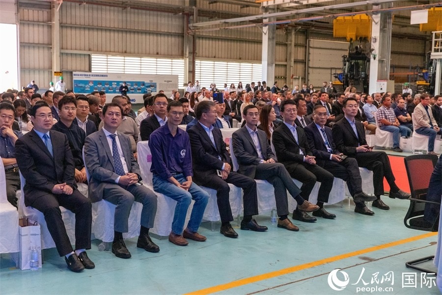 巴西米納斯吉拉斯州、波蘇阿雷格里市政府官員，徐工巴西制造的供應(yīng)商、經(jīng)銷商、客戶伙伴和員工代表，以及在巴中資機(jī)構(gòu)代表等200多人，出席了徐工巴西制造投產(chǎn)運(yùn)營10周年暨第23456臺(tái)產(chǎn)品下線儀式。 人民網(wǎng) 威廉·科埃略·維亞納攝