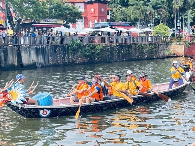 多元種族共同奮輯前進(jìn)，體驗(yàn)在馬六甲河劃龍舟，引來大批游客駐足圍觀。組委會(huì)供圖