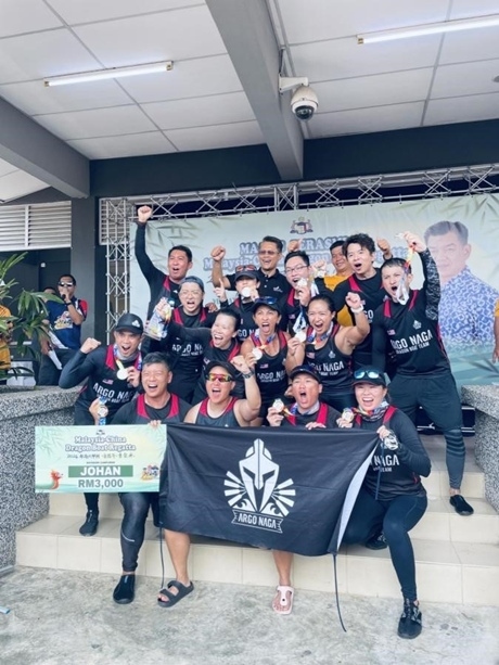 全體隊(duì)員歡慶取得混合組冠軍。組委會(huì)供圖