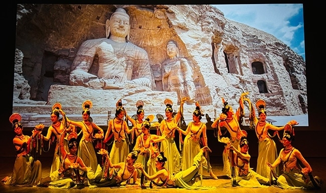 展演現(xiàn)場(chǎng)，同學(xué)們?cè)诒硌莨?jié)目《云岡飛天印象》。校方供圖