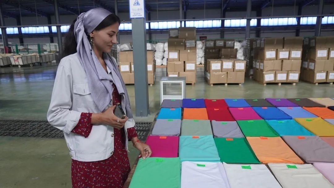 當(dāng)?shù)毓と苏跈z驗(yàn)成品。曲頌攝