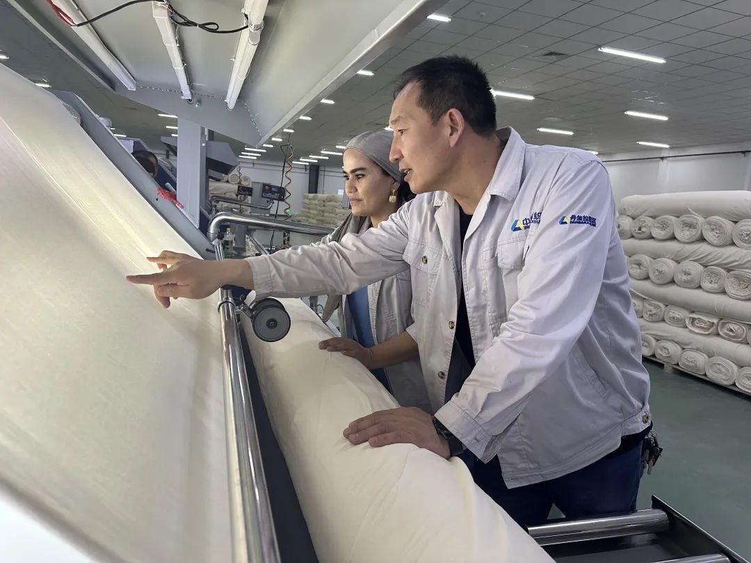 中方技術(shù)人員正在指導(dǎo)當(dāng)?shù)毓と?。屈佩攝