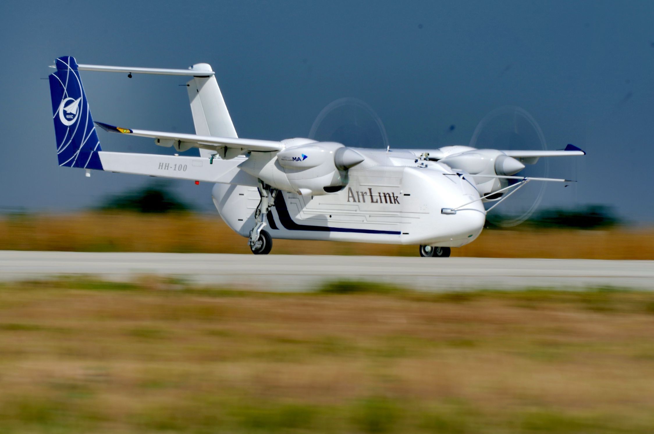△2024年6月12日，HH-100航空商用無人運(yùn)輸系統(tǒng)驗(yàn)證機(jī)在西安藍(lán)田通用機(jī)場首飛成功。