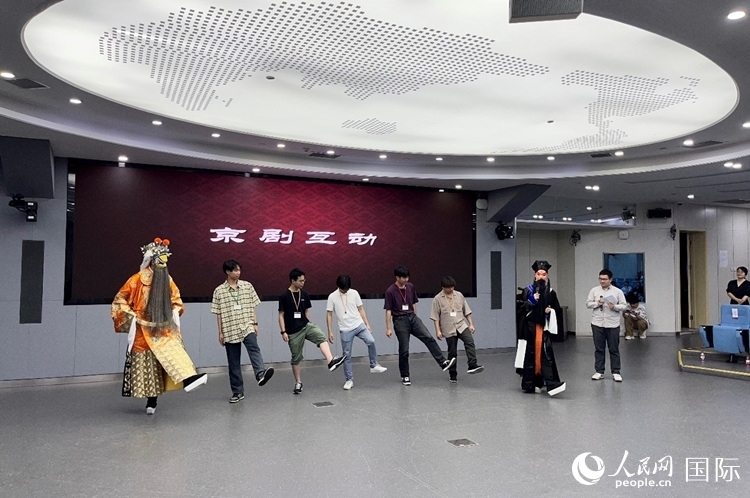 日本大學(xué)生代表團學(xué)習(xí)京劇臺步。人民網(wǎng)記者 陳思攝