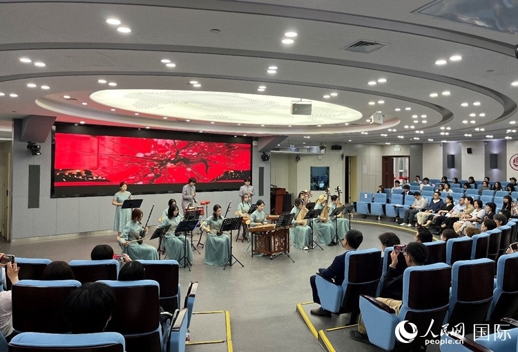 北京第二外國語學(xué)院學(xué)生帶來民樂表演。人民網(wǎng)記者 陳思攝