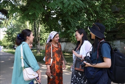 人民日?qǐng)?bào)記者和塔方記者在進(jìn)行交流。顏歡攝