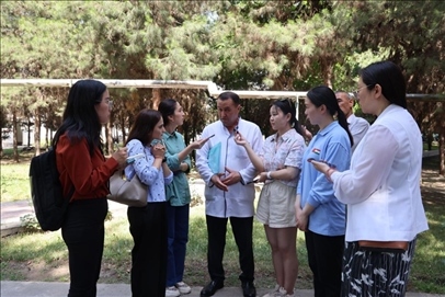 聯(lián)合采訪團(tuán)隊(duì)在采訪塔吉克斯坦中央眼科醫(yī)院副院長(zhǎng)馬爾索羅夫·薩爾杜洛。胡澤曦?cái)z