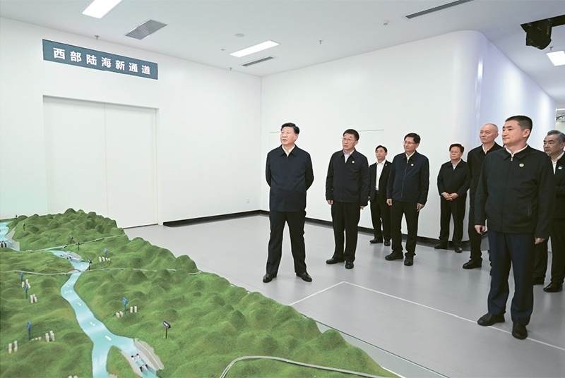 2023年12月14日至15日，中共中央總書記、國家主席、中央軍委主席習近平在廣西考察。這是14日上午，習近平在南寧市考察中國—東盟信息港股份有限公司，結合平陸運河沙盤聽取西部陸海新通道骨干工程建設匯報。 新華社記者 謝環(huán)馳/攝