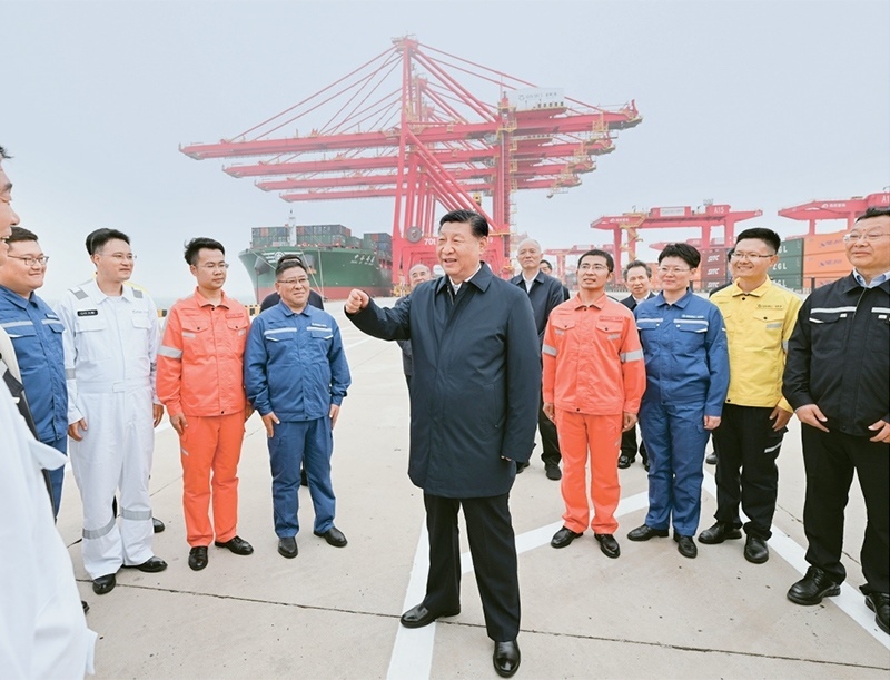 2024年5月22日至24日，中共中央總書記、國家主席、中央軍委主席習近平在山東考察。這是22日下午，習近平在日照港親切慰問港口科技工作者、運營人員、航運人員。 新華社記者 謝環(huán)馳/攝