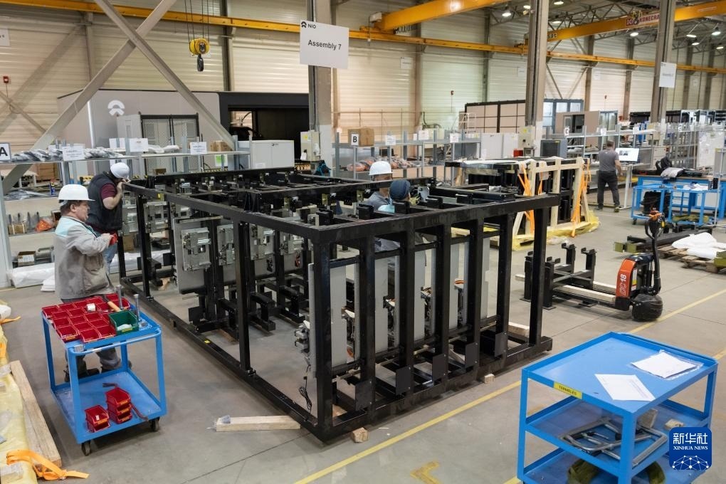 2024年1月26日，在匈牙利比奧托爾巴吉，員工在蔚來能源歐洲工廠工作。新華社發(fā)（弗爾季·奧蒂洛 攝）