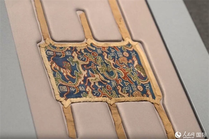 “五星出東方利中國”織錦護臂。人民網(wǎng)記者 張麗婭攝