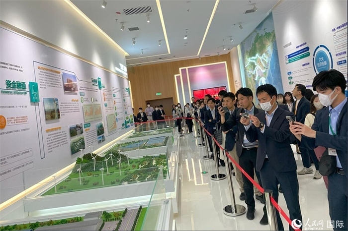 日本創(chuàng)價學(xué)會青年代表團在烏魯木齊市文化中心規(guī)劃館參觀。人民網(wǎng)記者 張麗婭攝