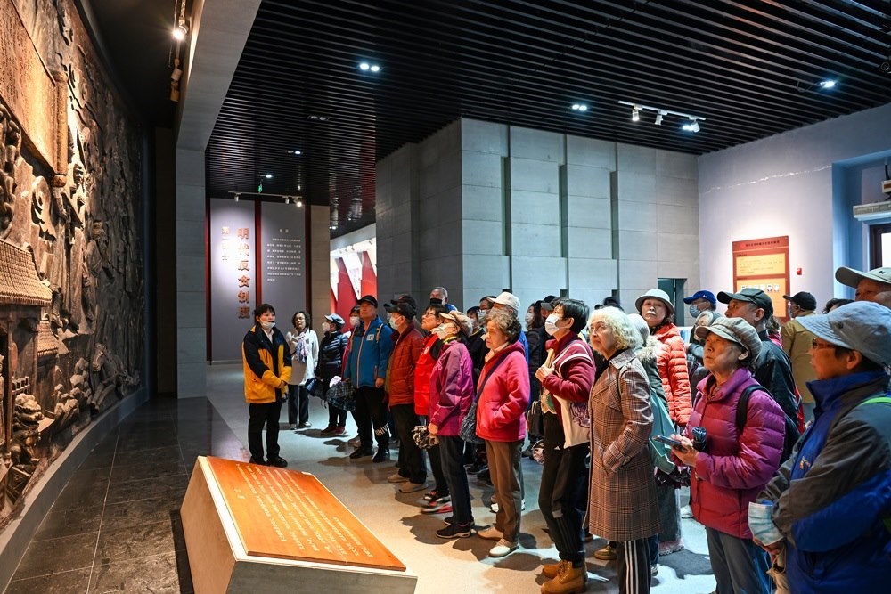 △ 2024年4月10日，北京朝陽(yáng)區(qū)安慧里社區(qū)黨委組織離退休黨員參觀“明鏡昭廉”明代反貪尚廉歷史文化園。