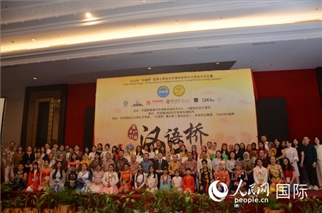 出席閉幕典禮的嘉賓、學(xué)校師生及獲獎選手等合影留念。人民網(wǎng)記者李培松攝