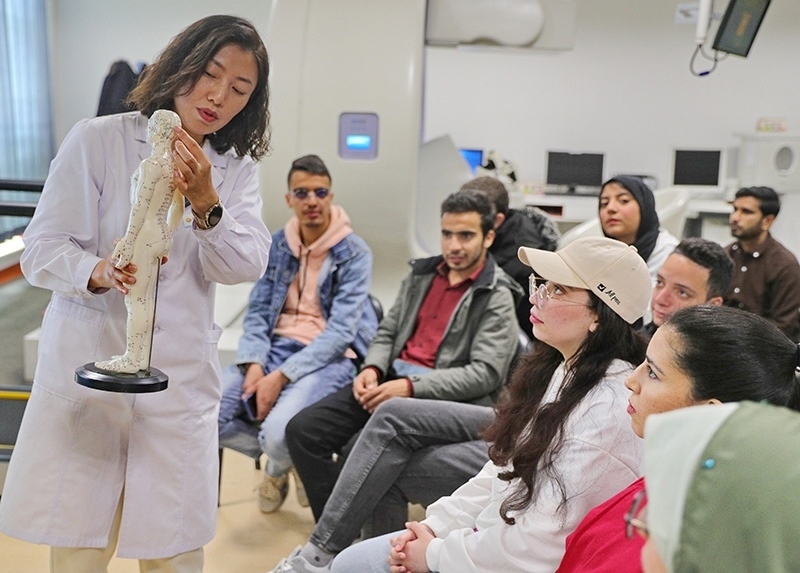 2023年4月19日，河北省秦皇島市中醫(yī)醫(yī)院醫(yī)務(wù)工作者為燕山大學(xué)外國(guó)留學(xué)生講解中醫(yī)經(jīng)絡(luò)知識(shí)。