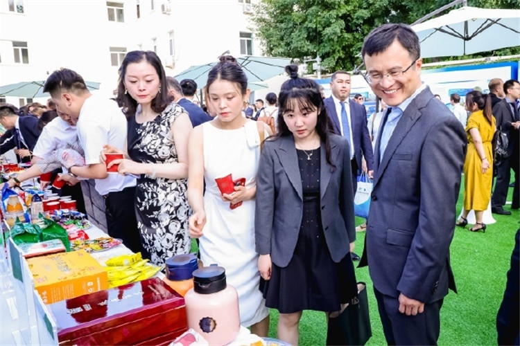 與會(huì)嘉賓參觀品鑒上合組織農(nóng)業(yè)基地特產(chǎn)。主辦方供圖