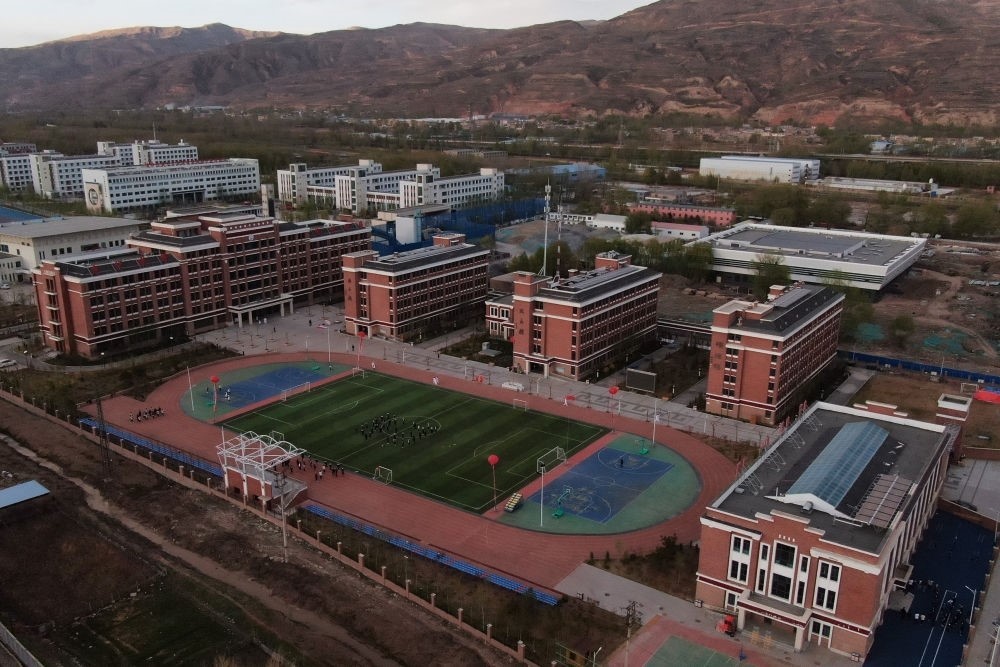 這是果洛西寧民族中學(xué)（2021年4月28日攝，無(wú)人機(jī)照片）。