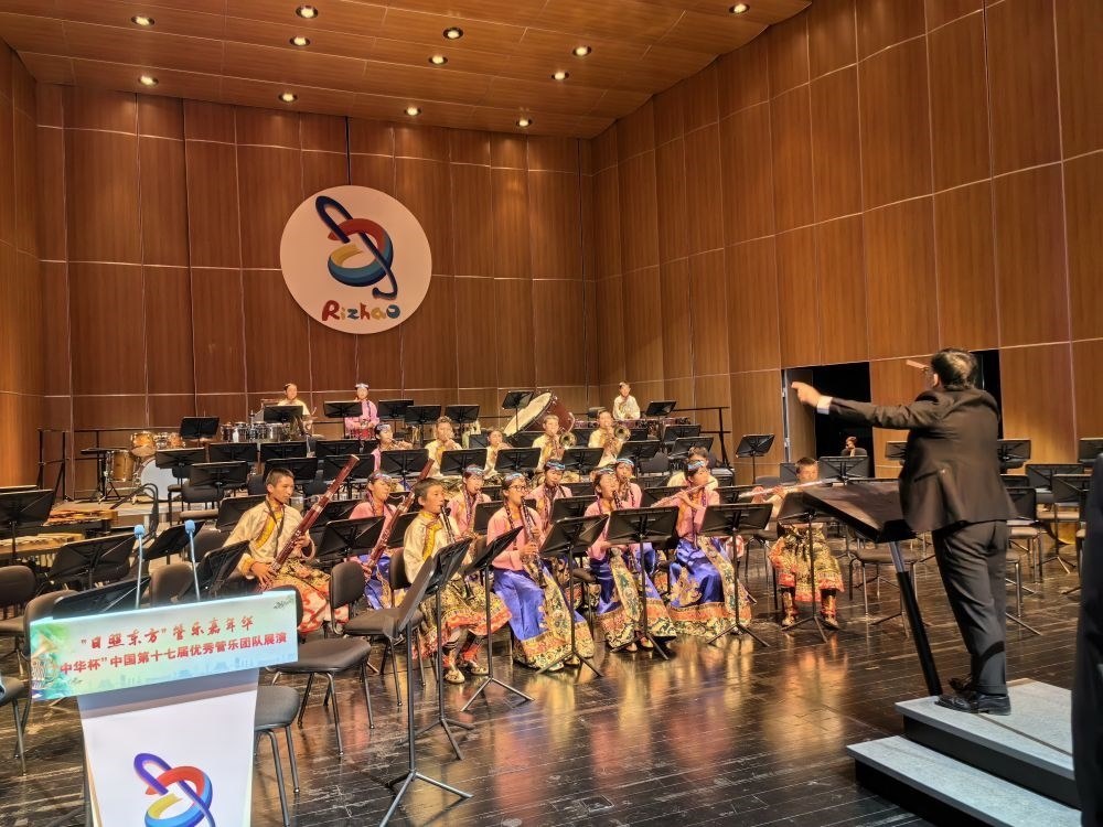 5月4日，來(lái)自果洛西寧民族中學(xué)的果洛州青少年管樂(lè)團(tuán)在山東省日照市演出。