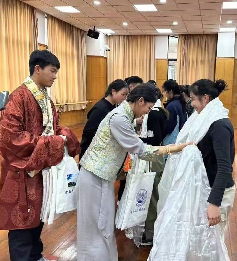 2024年1月18日，在上海市大同中學(xué)，果洛西寧民族中學(xué)學(xué)生給上海大同中學(xué)師生獻(xiàn)哈達(dá)。新華社發(fā)（果洛州教育局供圖）