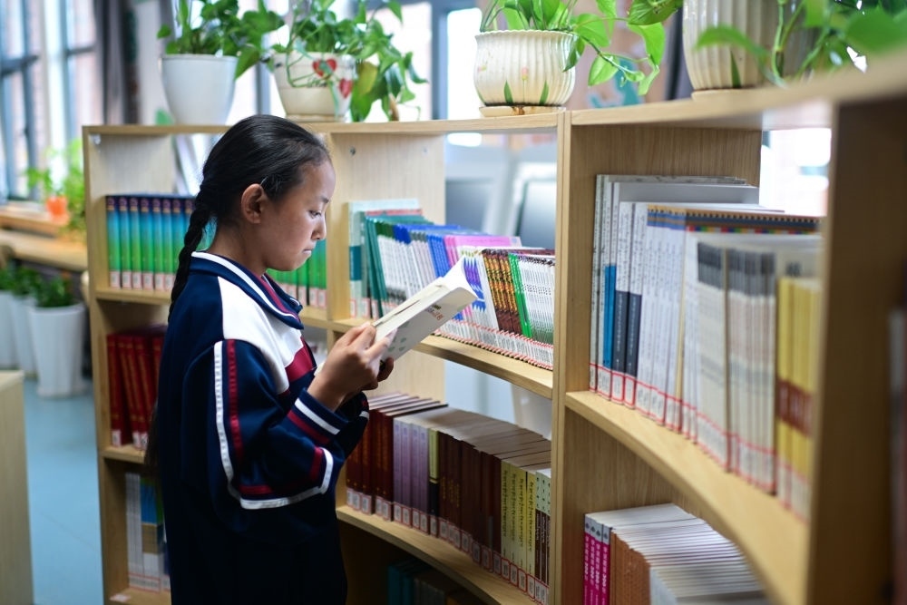 6月18日，果洛西寧民族中學(xué)學(xué)生尼東拉毛在圖書(shū)室看書(shū)。