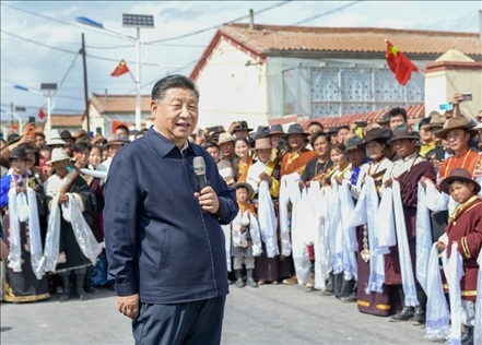 2021年6月7日至9日，習(xí)近平總書記在青海考察。這是8日下午，習(xí)近平在海北藏族自治州剛察縣沙柳河鎮(zhèn)果洛藏貢麻村考察時，同村民們親切交流。新華社記者 謝環(huán)馳 攝