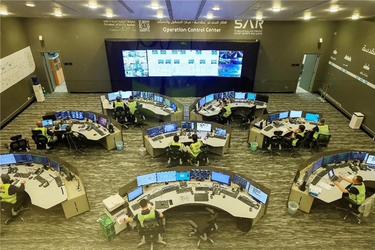 圖為運(yùn)營指揮中心一景。中國鐵建供圖