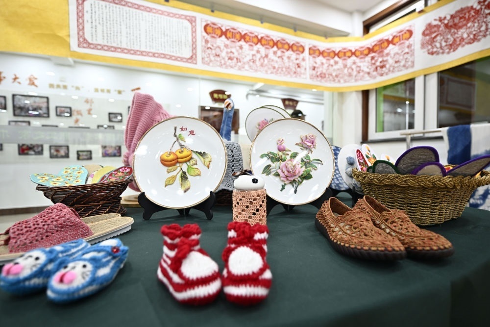 長城花園社區(qū)居民制作的手工藝品（6月19日攝）。