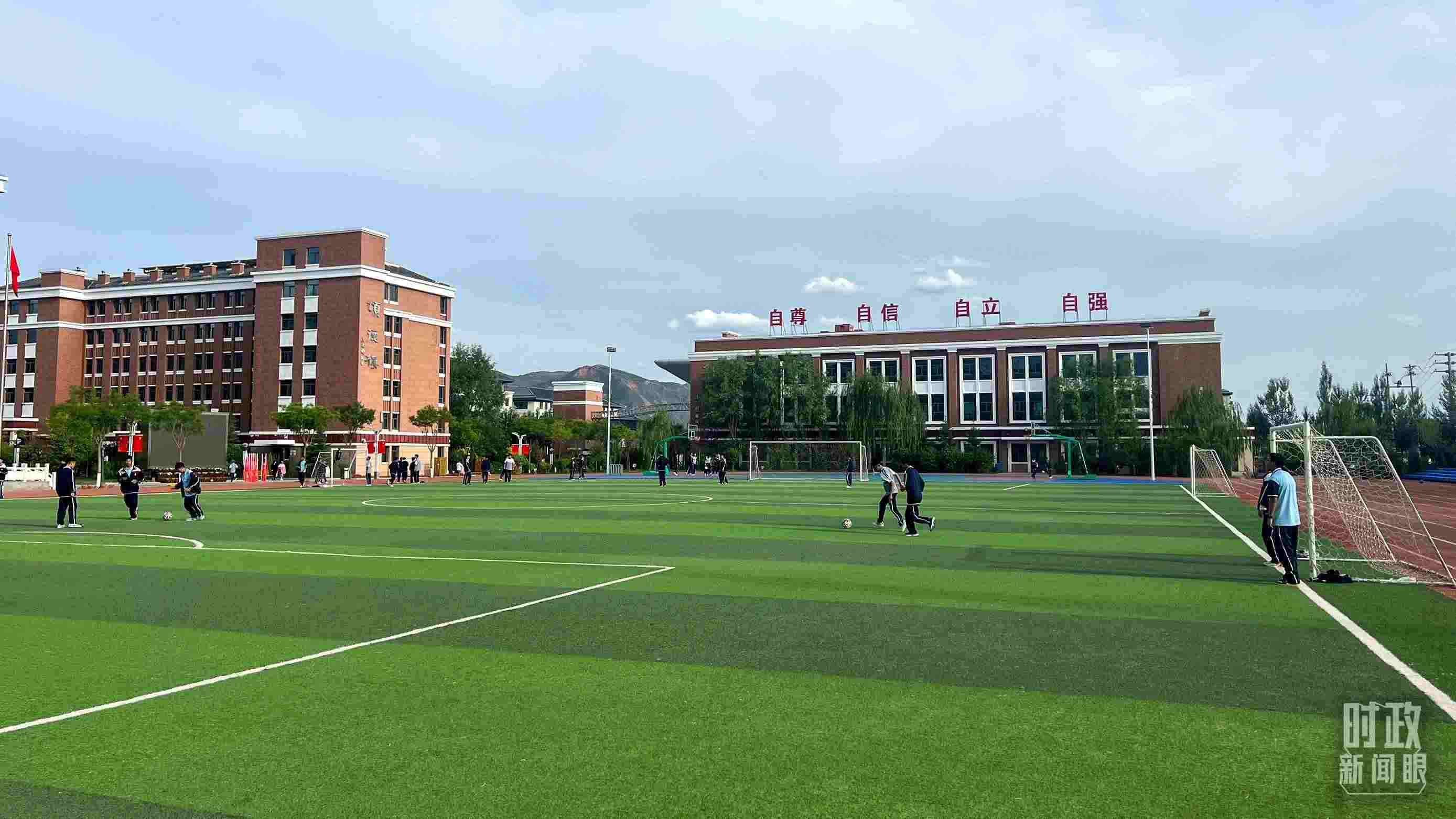 △果洛西寧民族中學(xué)。（總臺央視記者楊波、楊新禹拍攝）