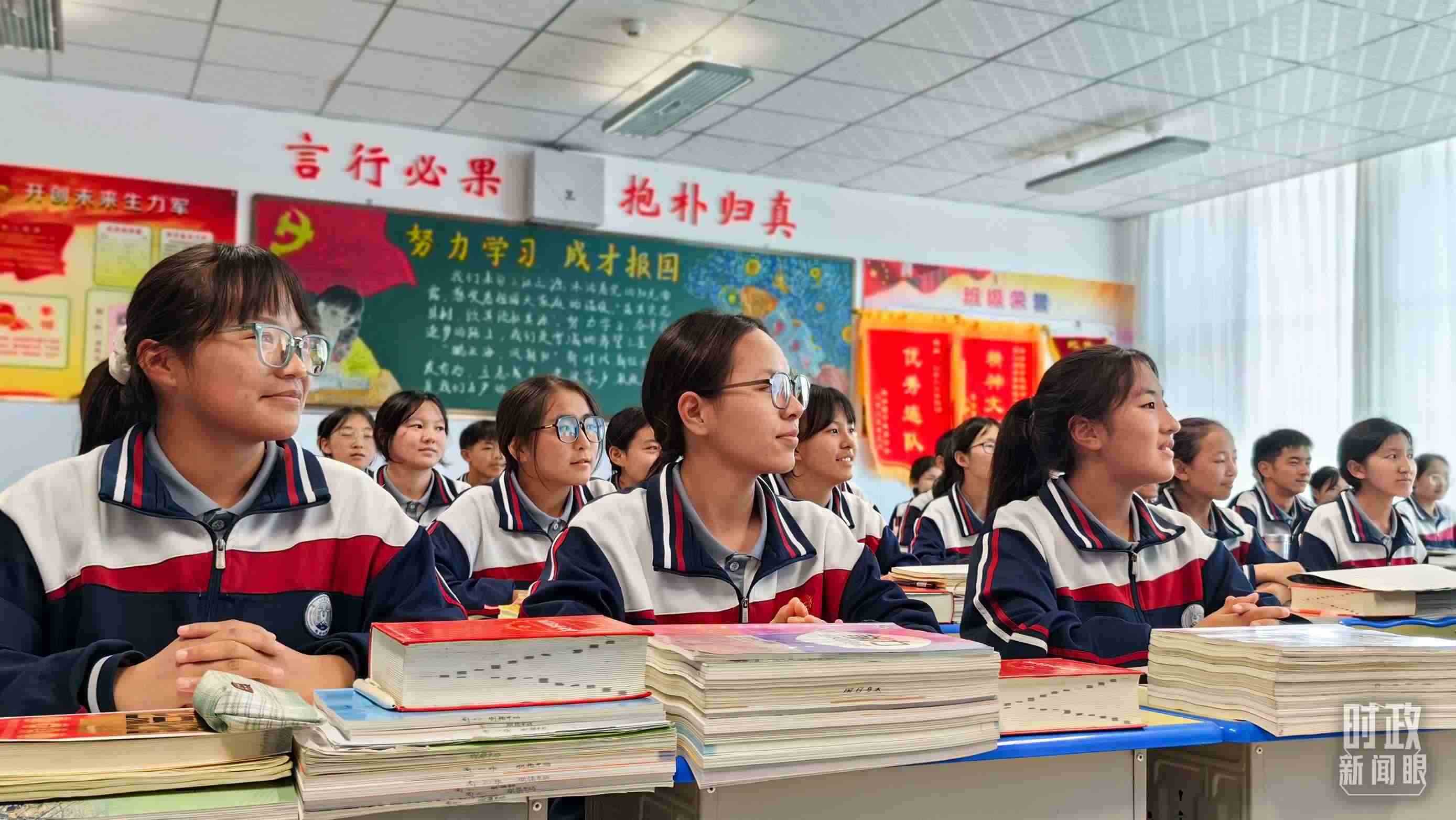 △果洛西寧民族中學(xué)高一（1）班的“新時代、新家鄉(xiāng)”主題思政課。（總臺央視記者段德文拍攝）