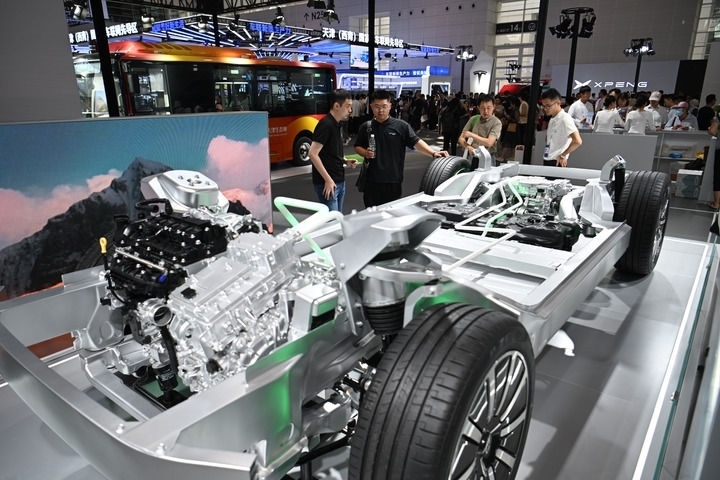 這是在博覽會現(xiàn)場拍攝的一款智能網(wǎng)聯(lián)汽車平臺架構(gòu)（6月20日攝）。新華社記者 孫凡越 攝