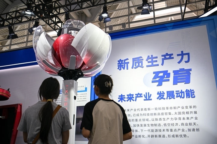 6月20日，與會者參觀天津云圣智能科技有限責(zé)任公司展區(qū)展出的“圣·寶蓮燈”全自主無人機巡檢系統(tǒng)。新華社記者 孫凡越 攝