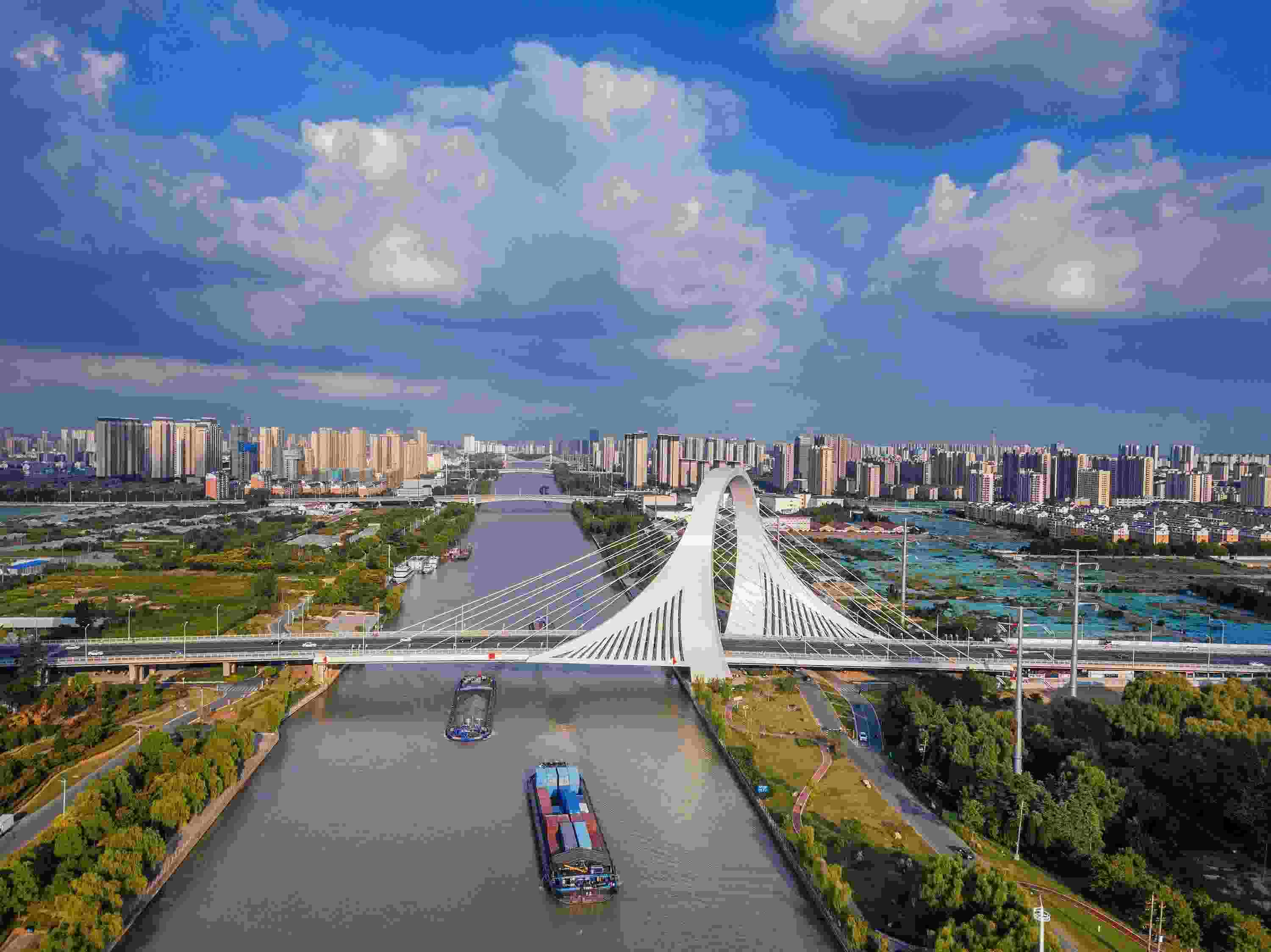 2022年9月12日，幾艘船舶行駛在江蘇淮安運河大橋附近。