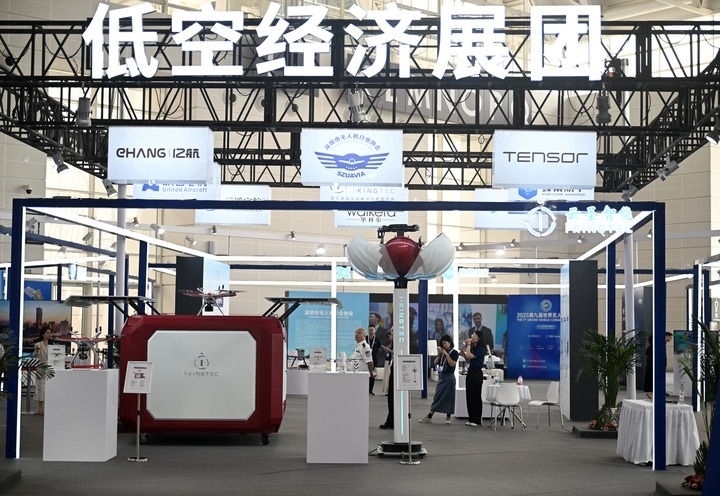 6月20日，參觀者在博覽會低空經(jīng)濟展團參觀。新華社記者 趙子碩 攝