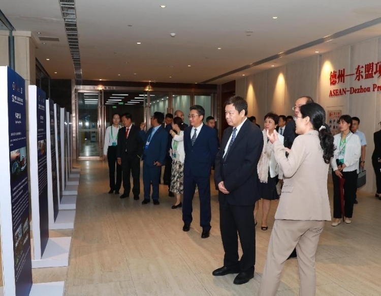 與會(huì)嘉賓參觀圖片展。中國(guó)外文局供圖