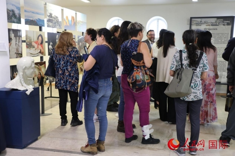 在展覽現(xiàn)場(chǎng)，觀眾們駐足欣賞德化白瓷和墨西哥彩瓷。人民網(wǎng) 埃內(nèi)斯托·多明戈斯攝