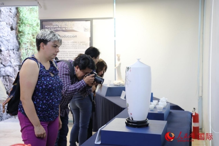 在展覽現(xiàn)場(chǎng)，觀眾們駐足欣賞德化白瓷和墨西哥彩瓷。人民網(wǎng) 埃內(nèi)斯托·多明戈斯攝