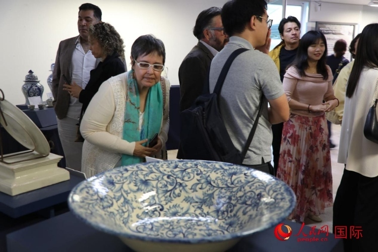 在展覽現(xiàn)場(chǎng)，觀眾們駐足欣賞德化白瓷和墨西哥彩瓷。人民網(wǎng) 埃內(nèi)斯托·多明戈斯攝