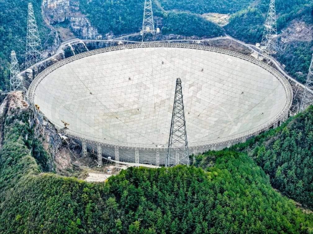 這是2024年2月26日拍攝的位于貴州的“中國天眼”（無人機全景圖片，維護(hù)保養(yǎng)期間拍攝）。新華社記者 歐東衢 攝